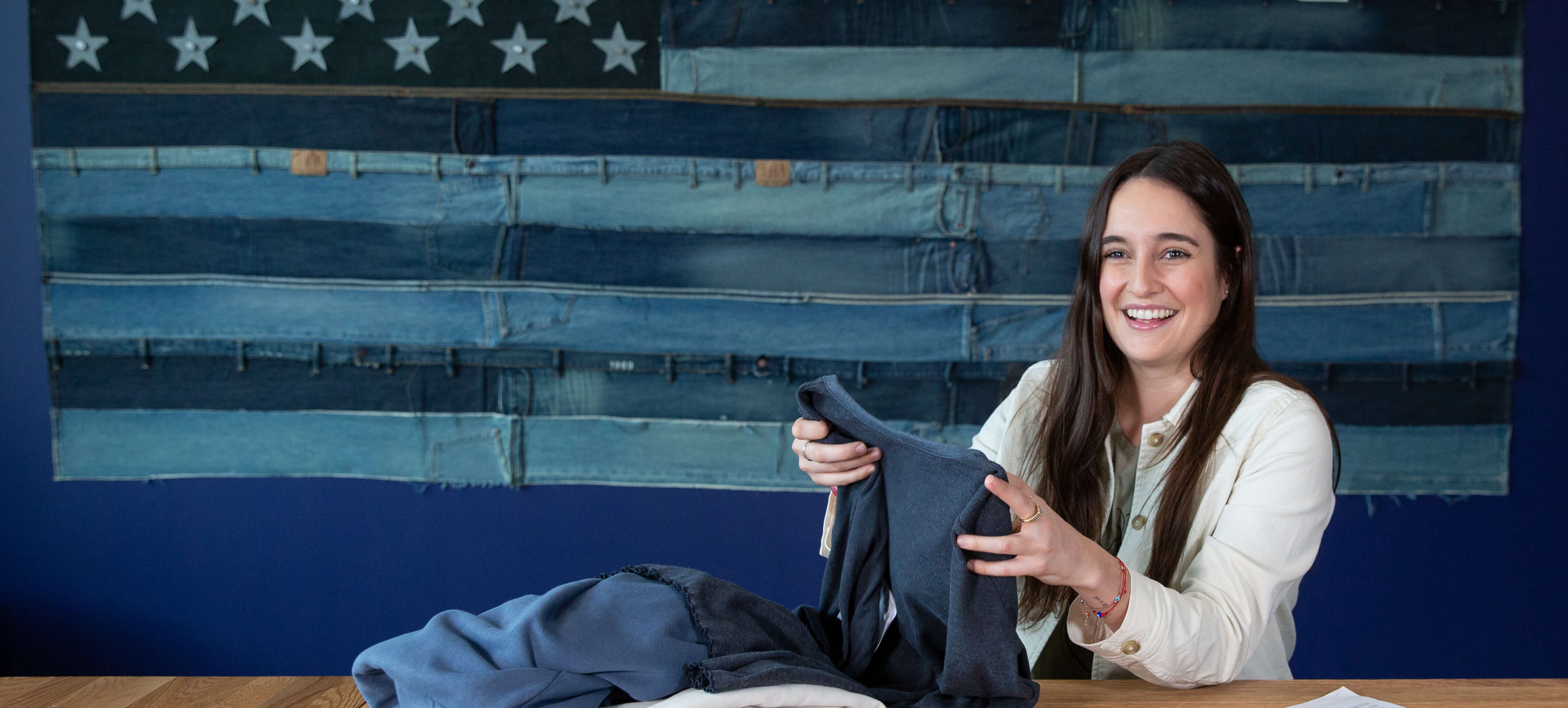 femme qui plie une chemise sur une table